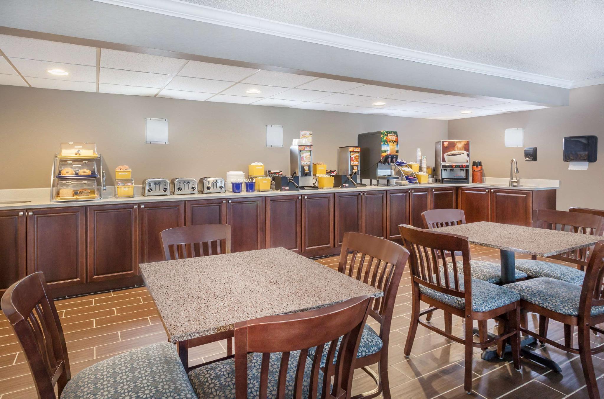 Holiday Inn Express - Plattsburgh By Ihg Exterior foto